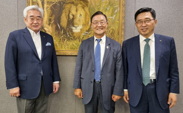 우측1번째 한국농수산식품유통공사 김춘진 사장과 좌측1번째 조정원 세계태권도연맹 총재 美캘리포니아주 최석호 하원의원