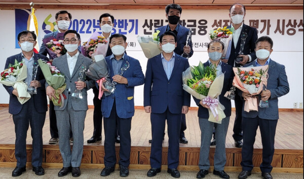 왼쪽 두번째줄부터 복영관 청양군산림조합장 김영일장성군산림조합장 함길권 김제산림조합장 조정록 순천시산림조합장 왼쪽 첫번째 줄부터 김기만 당진시산림조합장 권오웅 영덕군산림조합장 이택용 칠곡군산림조합장 최창호 산림조합중앙회장 남동준 울진군산림조합장 조선제 거창군산림조합장