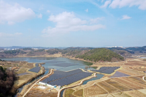 사진은 육상 3MW와 수상3MW 발전이 가능한 사천지사 두량태양광으로, 농어촌공사는 발전량 예측제도에 참여해 발생한 수익금은 농업생산기반시설에 재투자해 농업인에 환원할 계획이다