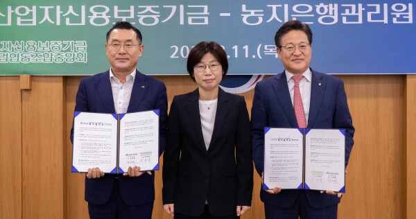 좌측부터 강경학 농지은행관리원장 박수진 농업정책국장 이재식 농신보 이사장
