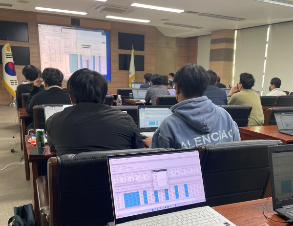 수리수문설계시스템 교육에 참석한 민간사용자가 홍수량 산출을 위한 모델링 화면을 보고 있다.