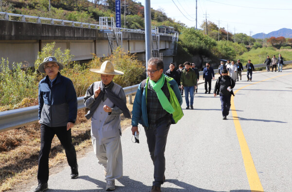 지리산둘레길 10주년기념 걷기 행사에 왼쪽 첫번째 전범권 이사장이 참가했다