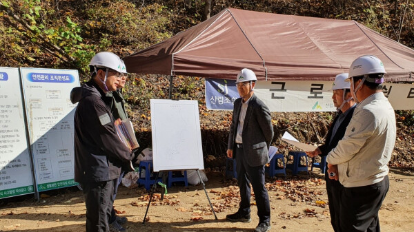 가운데 최준석 산림조합중앙회 사업대표이사와 임직원들이 산림사업 현장 안전점검을 실시하고 있다.
