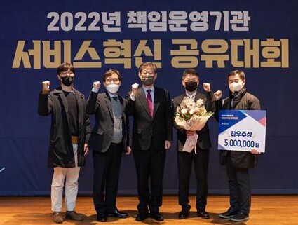 왼쪽부터 방한태 국립축산과학원 사업전략팀장, 임기순 축산자원개발부장, 정선용 행안부 정부혁신조직실장, 국립축산과학원 낙농과 황성수 연구관, 기획조정과 이준엽 연구사