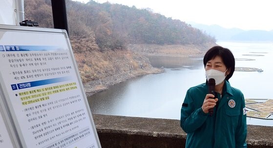사진은 한화진 환경부 장관이 지난 11월 22일 오후 광주시민의 주 식수원인 전남 화순군 동복댐을 찾아, 광주시 가뭄 현황과 동복댐 운영 상황을 보고 받고 관련 내용을 살펴보고 있다.