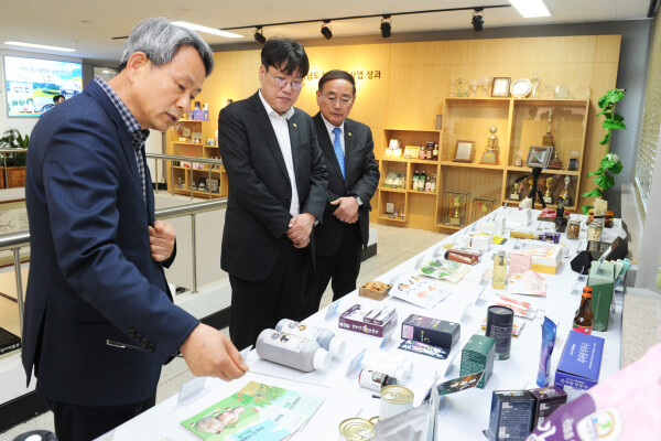 조재호 농촌진흥청장이 전남 농촌진흥사업 주요성과물을 관람하고 있다. (농촌진흥청 제공)