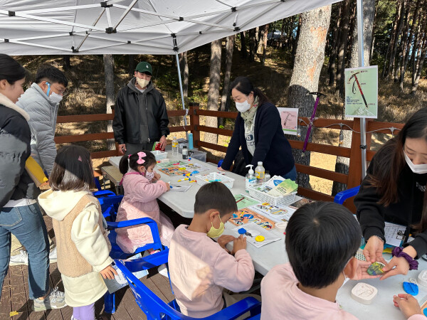 한국등산·트레킹지원센터 국립산악박물관은 속초시립박물관과 협력 프로그램인 2023년 노리숲길 숲속마켓에 참여한다. (2022년 행사 사진)