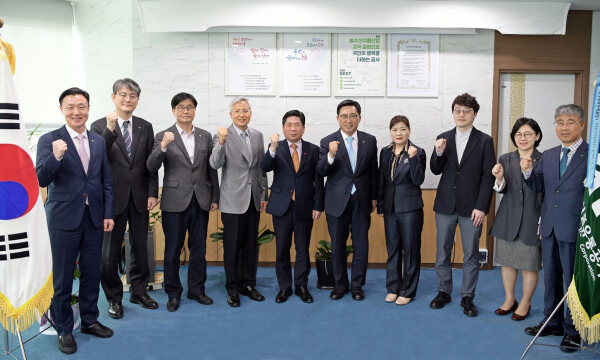 한국농수산식품유통공사 김춘진 사장(우측5번째), 김창규 제천시장(좌측5번째)