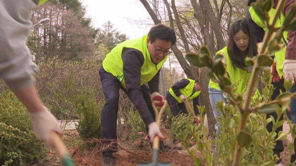 이재식 농협중앙회 부회장은 4일 경기도 고양시 소재 농협대학교에서 열린 ‘61천그루 나무심기’ 캠페인에 참여하면서 나무를 심고 있다.