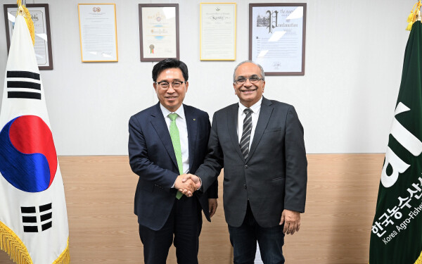 한국농수산식품유통공사 김춘진 사장(좌측), 수리남 파르마낭 슈디엔(Parmanand Sewdien) 농수축산부 장관(우측)