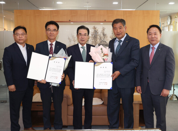 이성희 농협중앙회장(가운데)이 13일 서울 중구 농협중앙회 본관에서 김순곤 용인포곡농협 조합장(왼쪽에서 두번째), 신동훈 원주축산농협 조합장(왼쪽에서 네번째)에게 농협 상호금융예금자보호기금관리위원 위촉장을 전달 후 기념촬영을 하고 있다.