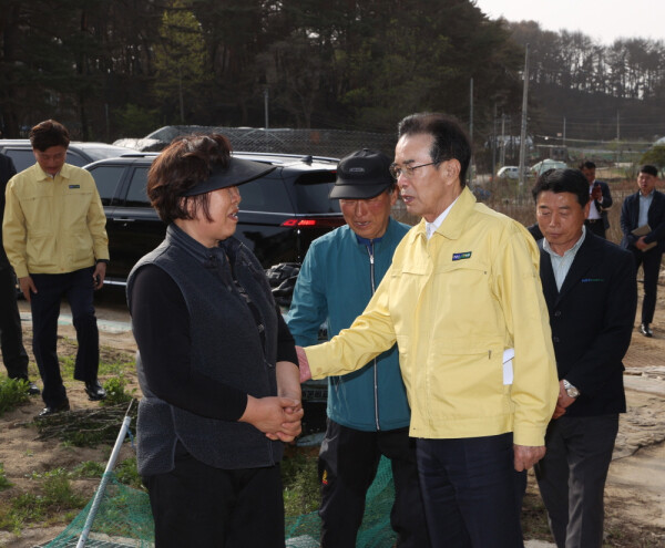 지난 14일 이성희 농협중앙회장(사진 오른쪽)은 강원도 강릉시 산불피해현장을 찾아 피해현황을 살피고 농업인을 위로하고 있다.