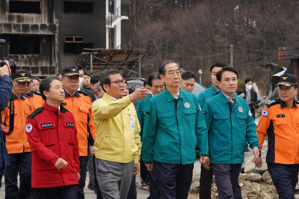 한덕수 국무총리(가운데) 남성현 산림청장(왼쪽 첫번째) 강릉 산불피해지 점검 (산림청 제공)