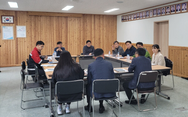 가로수 가지치기 개선을 위한 현장 토론회 모습 (산림청 제공)