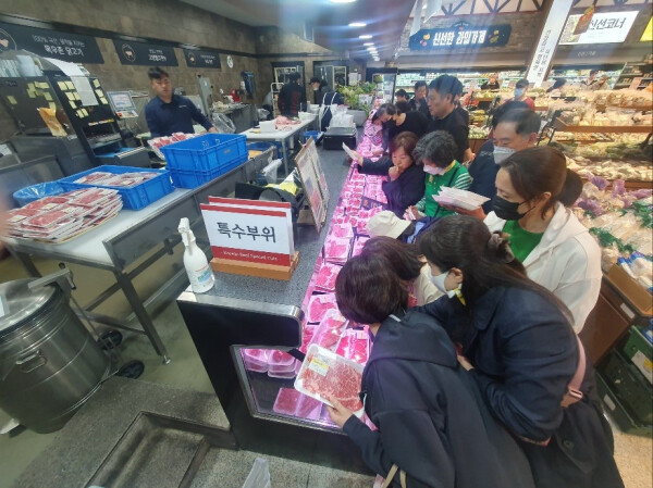 한우 할인 판매 첫날 시민들이 한우를 고르고 있다. (농협 제공)