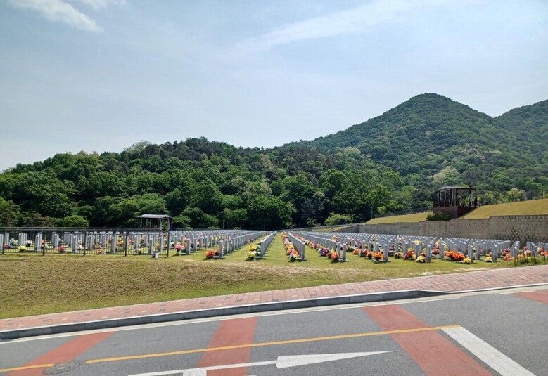 한국화훼자조금협의회는 지난 12일 국가보훈처와 국립대전현충원을 방문해 관계자들과 조화 근절 관련 의견을 나눴다. 사진은 국립대전현충원 묘역에 조화가 헌화된 모습.