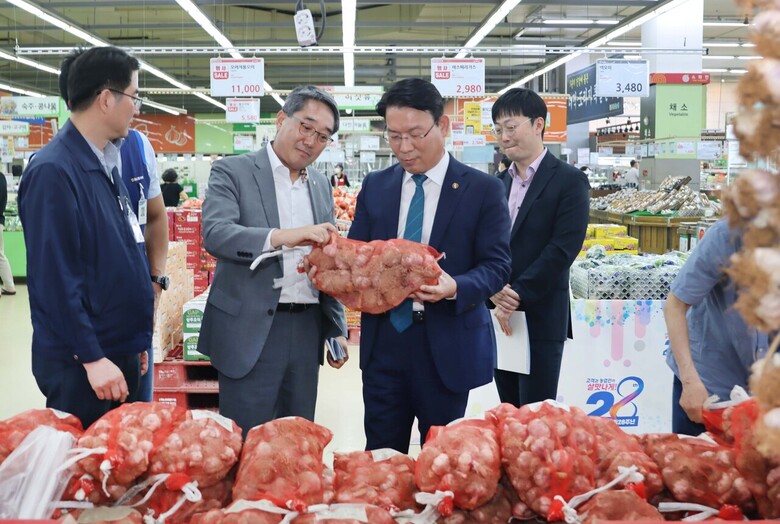 김인중 농식품부 차관이 22일 서울 서초구 소재 농협 하나로마트 양재점을 방문하여 주요 농축산물 물가동향을 점검하고 있다. (농식품부 제공)