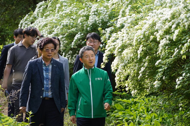 남성현 산림청장(앞 오른쪽) 사립자연휴양림 현장 방문 (산림청 제공)