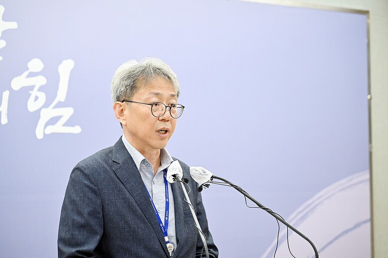 오진기 충청남도 농림축산국장이 기자회견을 하고 있다.