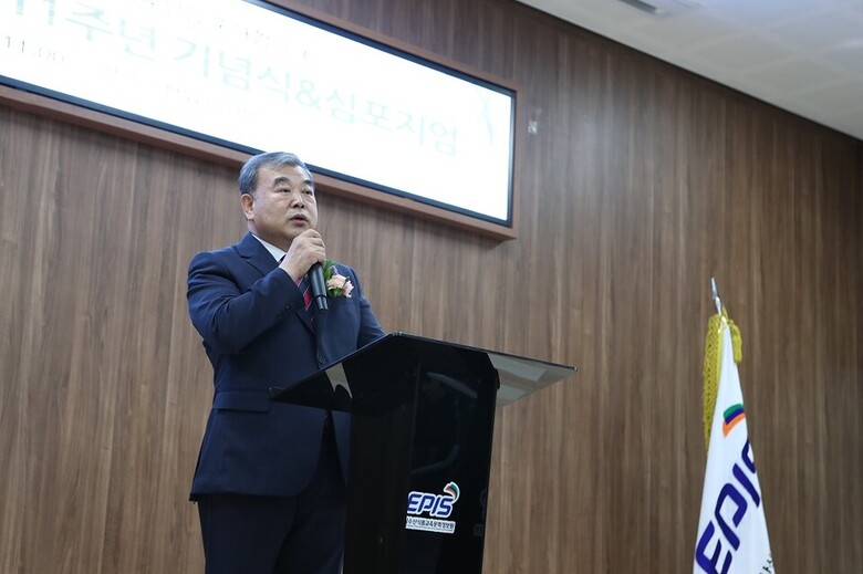 농정원 11주년 행사에서 이종순 원장이 기념사를 하고 있다. (농정원 제공)