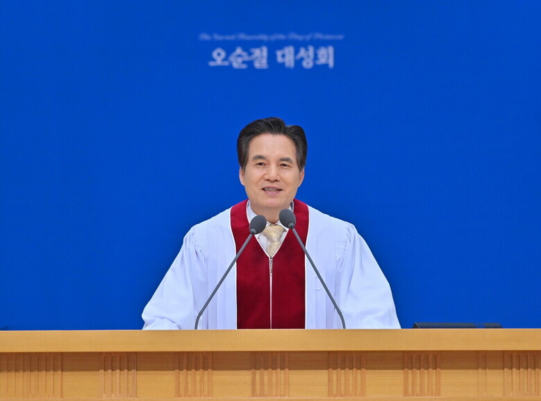 28일 총회장 김주철 목사가 오순절 대성회 기념예배를 집전하고 있다. (하나님의 교회 제공)