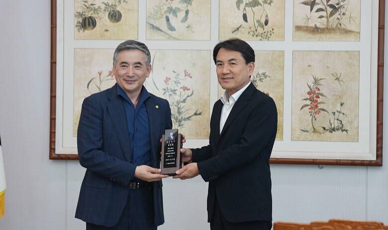 바인그룹 김영철 회장 홍보대사 위촉 (왼쪽부터 바인그룹 김영철 회장, 김진태 강원도지사) / 바인그룹 제공