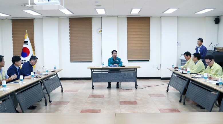 김인중 농림축산식품부 차관이 경기도 양평군 농업기술센터를 방문하여 화상병 예찰·방제 추진상황을 점검하고 하고 있다. (농식품부 제공)