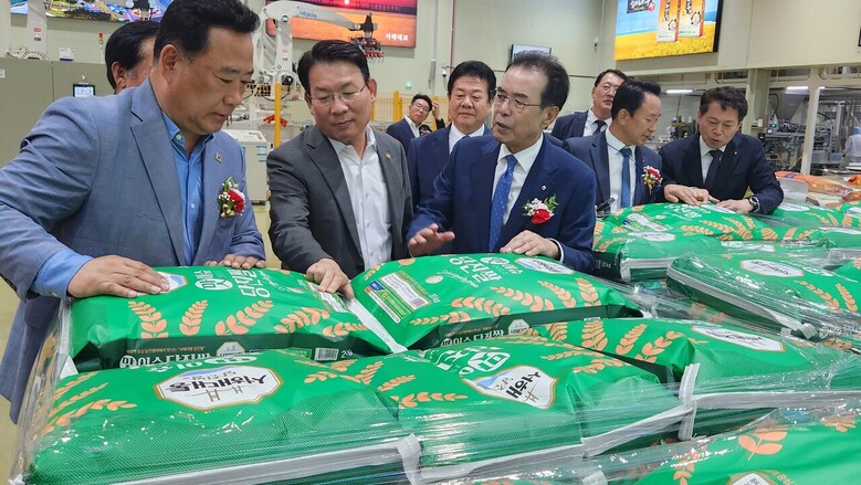 김인중 농림축산식품부 차관이 당진시의 전략작물 재배현황과 쌀 수급 동향을 살펴보고 있다. (농식품부 제공)