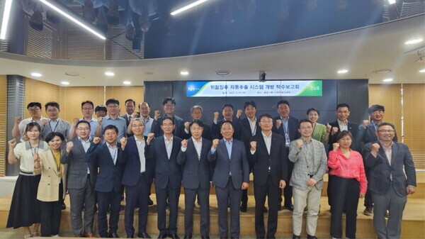 보고회 후 기념촬영