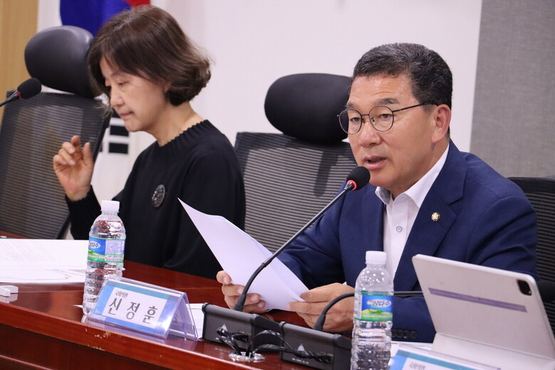 더불어민주당 신정훈 국회의원이  8일 국회 의원회관 제8간담회실 열린 '친환경농어업법 개정 국회토론회'에서 인사말을 하고 있다.