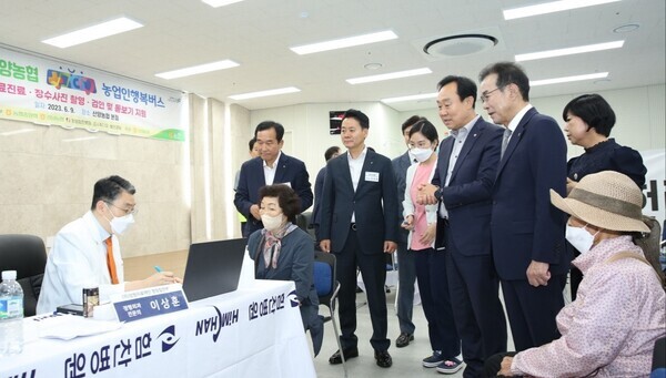 고령의 농업인들이 양방 의료진료를 받고있다
