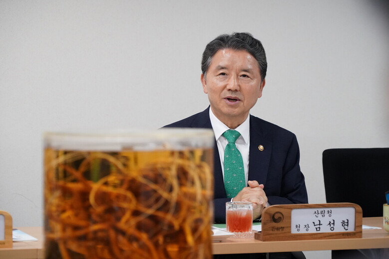 남성현 산림청장 도라지 수출 현장 방문 사진 (산림청 제공)