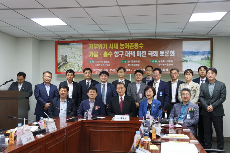 토론회 참석자들이 기념촬영을 하고 있다.