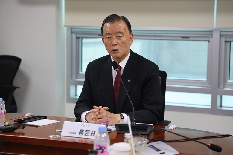 홍문표 의원이 '기후위기 시대 농어촌용수 가뭄 · 홍수 항구대책 마련' 국회 토론회에 참석하고 있다. 