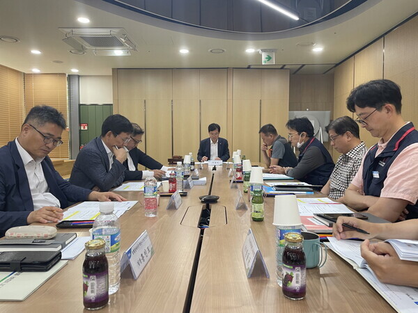 안병우 축산경제대표이사(가운데)가 2 분기 산업안전보건위원회를 주재하고있다.(농협 제공)