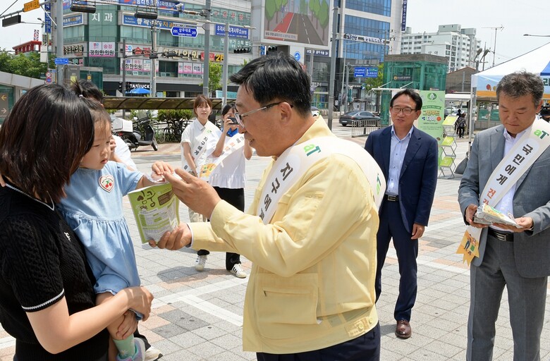 시민들에게 우리 쌀 제품을 홍보하는 김춘진 사장