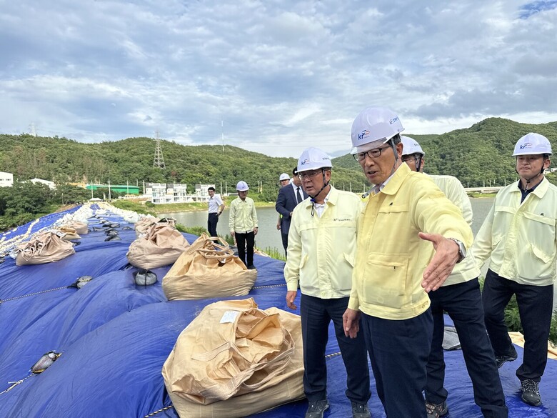 한국농어촌공사 이병호 사장이 집중호우 대비 다시 한번 현장점검에 나섰다. (경주 왕신저수지 현장 점검)