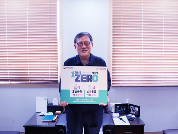 이효율 한국식품산업협회장이 릴레이 챌린지를 하고 있다.(한국식품산업협회 제공)