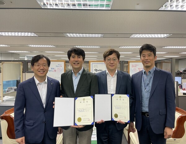 농협중앙회는 29일 정연복 변호사(왼쪽에서 두번째)와 김성희 변호사(왼쪽에서 세번째)를 '2023년 농협중앙회 청렴옴부즈만'으로 위촉했다.(농협 제공)