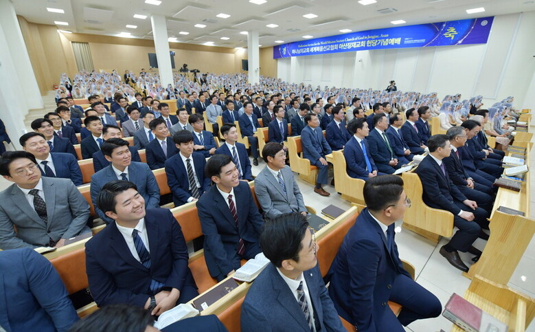 아산장재 하나님의 교회 헌당기념예배에 참석한 신자들이 설교를 경청하고 있다.