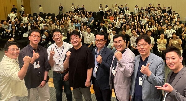 4일 서울 필동 CJ인재원에서 열린 Korea Food Forum 2023에서 이선호 CJ제일제당 식품성장추진실장(왼쪽에서 세번째), 백종원 더본코리아 대표(왼쪽에서 네번째), 안호근 농진원장(오른쪽에서 네번째), 김상익 CJ제일제당 식품한국총괄(오른쪽에서 두번째)와 참석자들이 기념사진을 촬영하고 있다.(한국농업기술진흥원 제공)