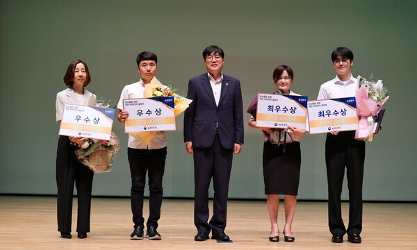 조재호 농촌진흥청장은 6일 전북혁신도시 농촌진흥청 종합연찬관 대강당에서 열린 '탄소중립 실천 국민 아이디어 공모전 시상식'에서 수상자들과 기념촬영을 하고 있다. (농촌진흥청 제공)