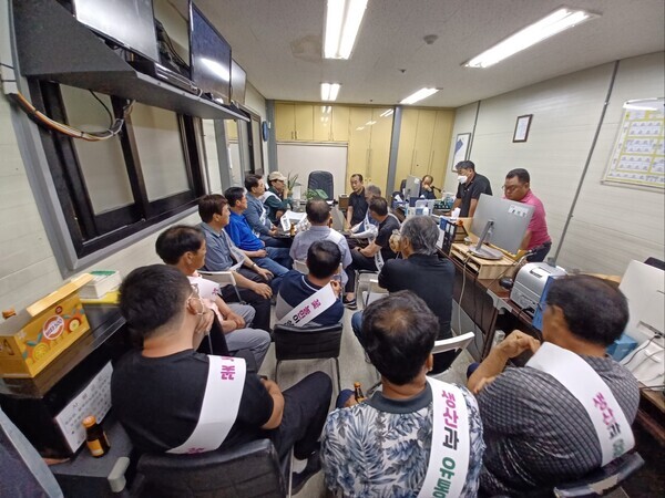 한국화훼자조금협의회와 한국화훼농협, 농가대표 20명은 지난 7일 새벽, 서울 강남고속버스터미널 꽃시장 상인회를 항의 방문했다. 사진은 경부선 상인회를 방문해 면담하는 모습.(한국화훼자조금협의회 제공)