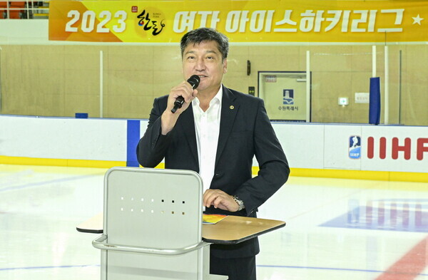 한돈자조금 손세희 위원장이 2023 한돈배 여자 아이스하키리그 ‘더 드림 리그’ 개막식 기념 축사를 하고 있다.(한돈자조금 제공)