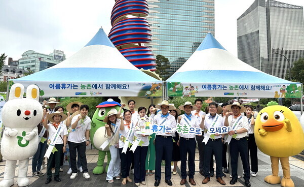 이재식 농협중앙회 부회장(앞줄 오른쪽에서 네번째)과 농협임직원 및 NH콕서포터즈는 10일 서울 중구 청계광장에서 '여름휴가는 농촌에서 함께해요!' 캠페인을 실시했다.(농협 제공)