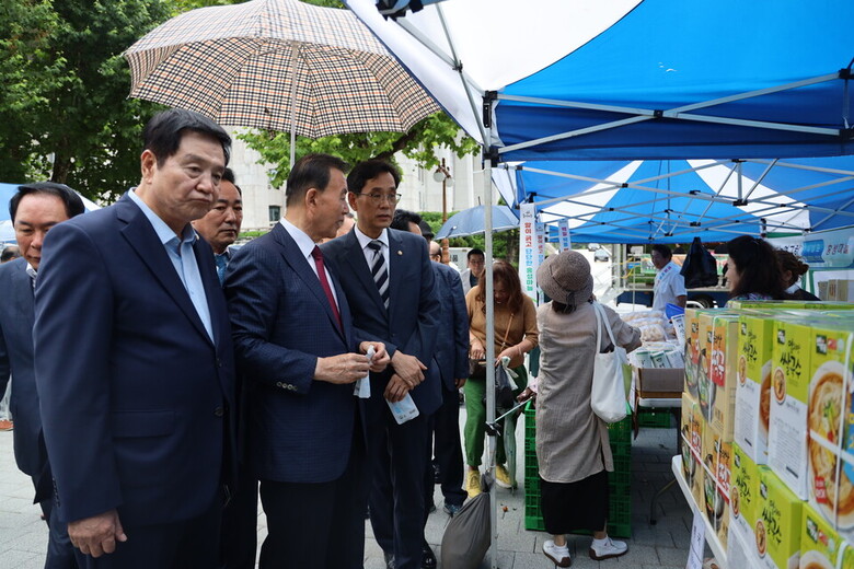 국회 소통관 앞에서  홍문표  의원이 참석한가운데 '홍성군 우수 농특산물 직거래장터'가 열리고 있다.