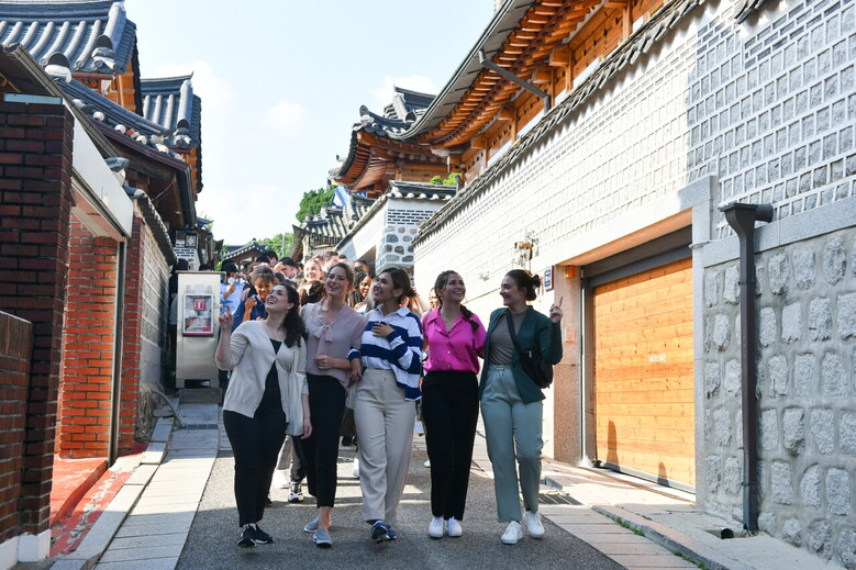 서울 북촌한옥마을을 방문한 제77차 해외성도방문단이 한옥의 고즈넉한 정취를 만끽하고 있다.