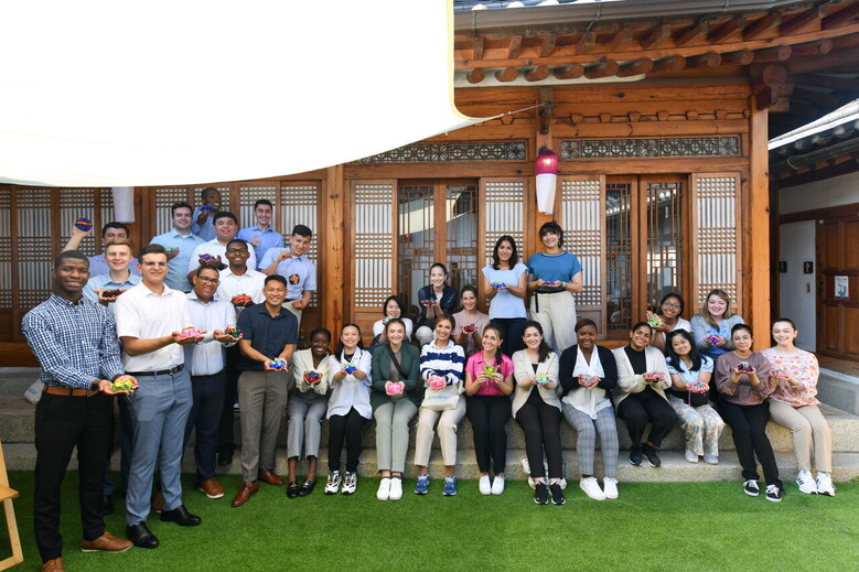 '2023 전 세계 대학생 리더십 콘퍼런스' 참석차 방한한 제77차 해외성도방문단이 직접 만든 복주머니를 들어보이며 기뻐하고 있다.