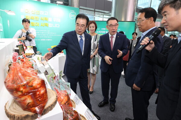 이성희 농협중앙회장(앞줄 맨 왼쪽)이 13일 서울 중구 농협중앙회 본관에서 열린 '농협몰 신선플러스 그랜드 오픈식'에 참석해 홍보부스를 순람하며 한국농협김치 상품을 살펴보고 있다.