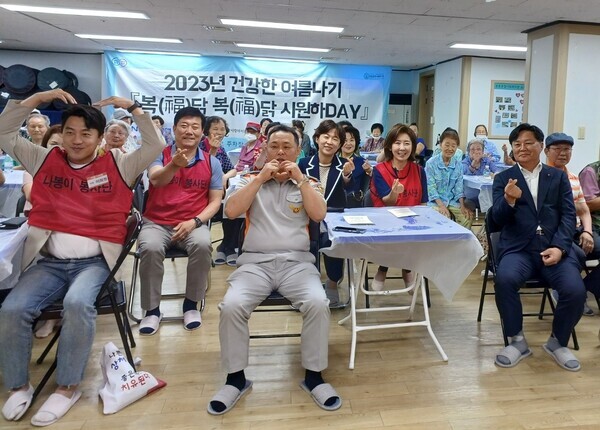 13일, 동작구 본동종합사회복지관에서 진행된 사회공헌 행사에서 최광수 대표이사(앞줄 오른쪽 첫 번째)와 행사에 참여한 주민 및 봉사단원들이 기념촬영을 하고 있다.